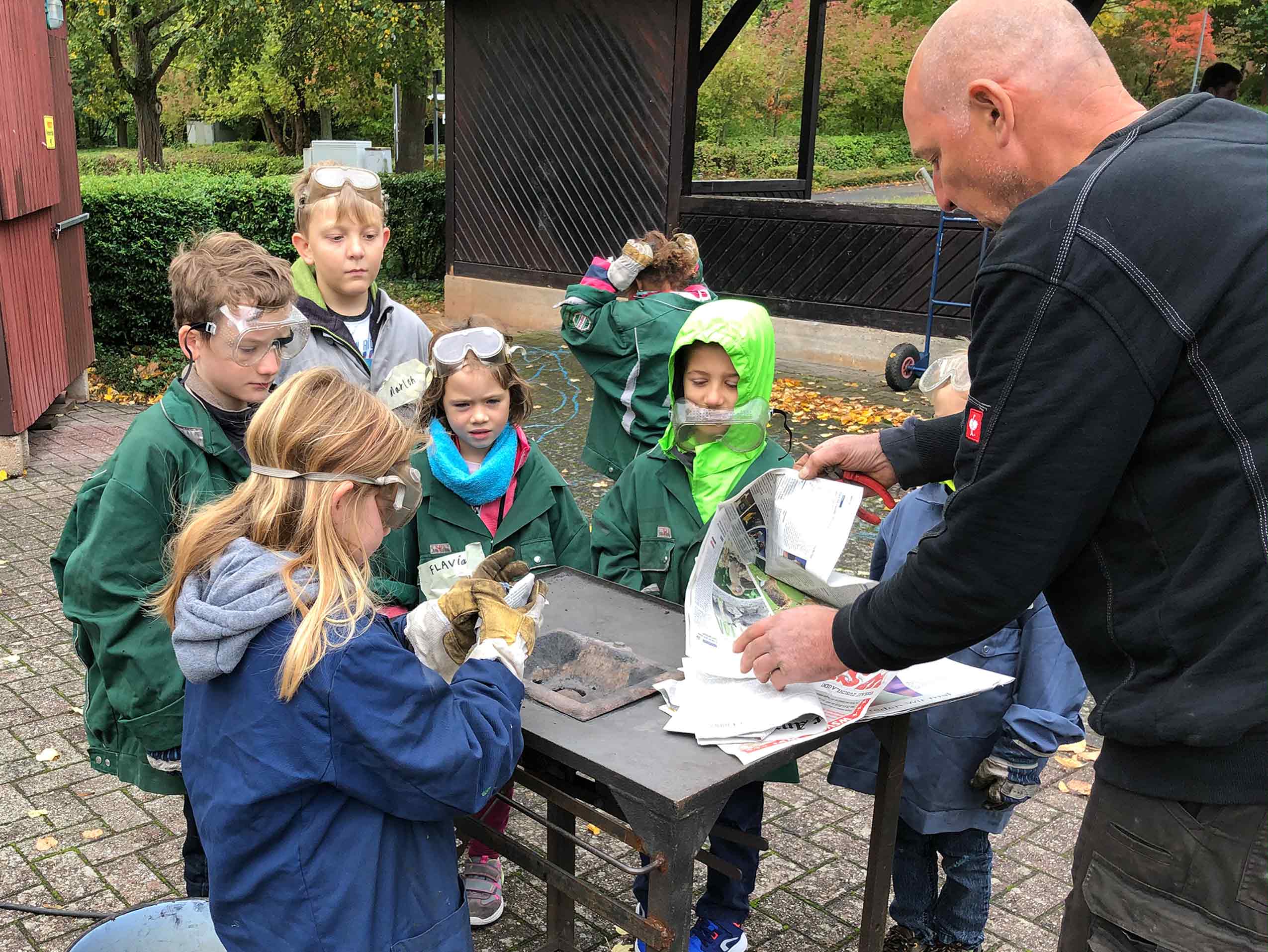 Kindergruppe lernt sicher Feuer entfachen